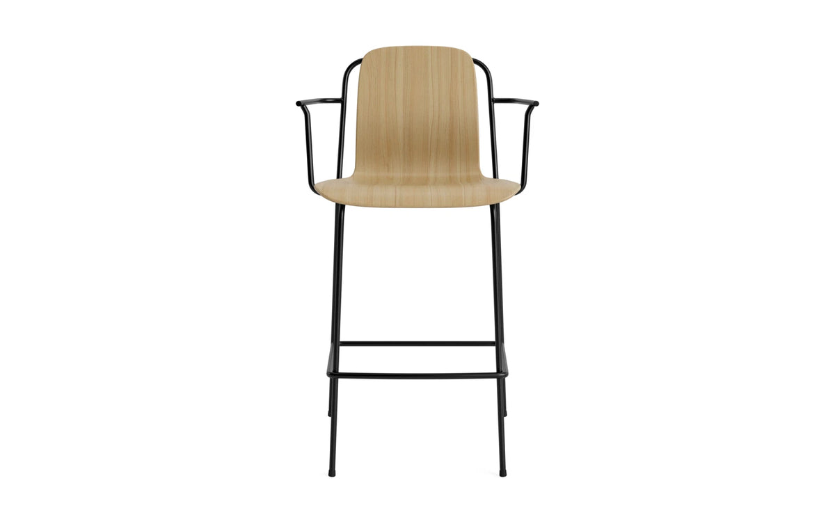 Studio Barstuhl mit Armlehne 65 cm schwarzes Stahl/ Eiche in Eiche präsentiert im Onlineshop von KAQTU Design AG. Barstuhl ist von Normann Copenhagen