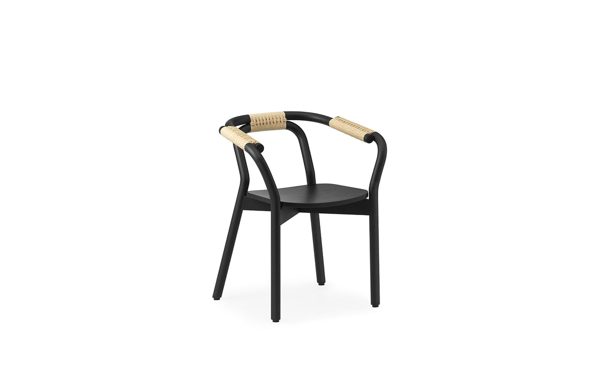Knot Stuhl in Schwarz/Natur präsentiert im Onlineshop von KAQTU Design AG. Stuhl mit Armlehne ist von Normann Copenhagen