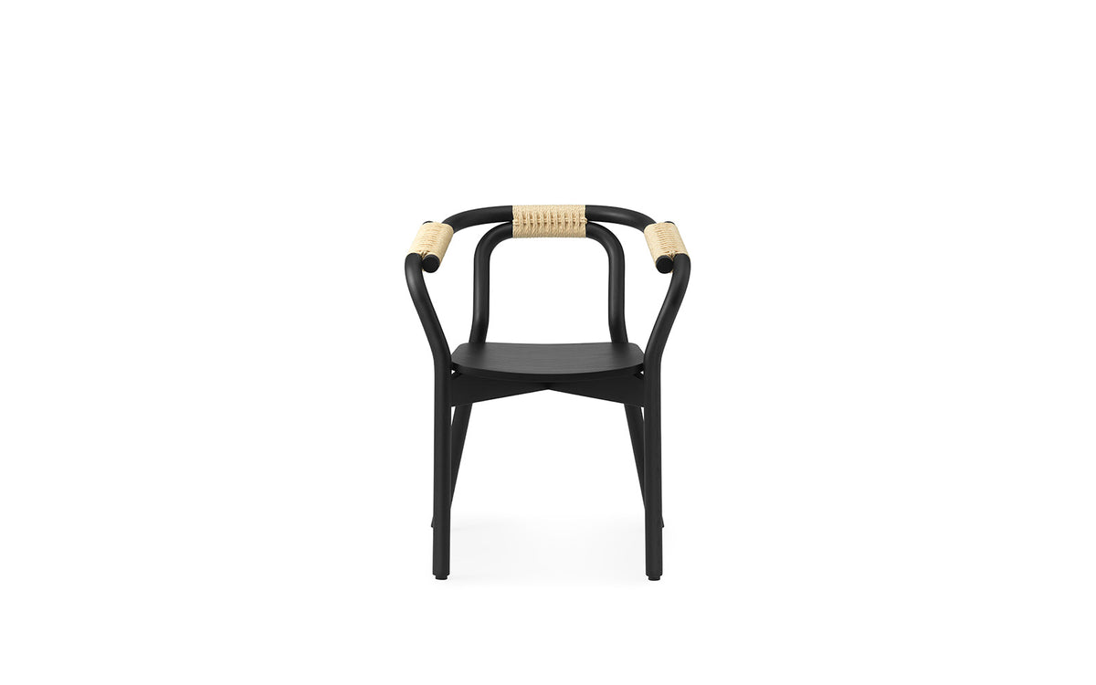 Knot Stuhl in Schwarz/Natur präsentiert im Onlineshop von KAQTU Design AG. Stuhl mit Armlehne ist von Normann Copenhagen