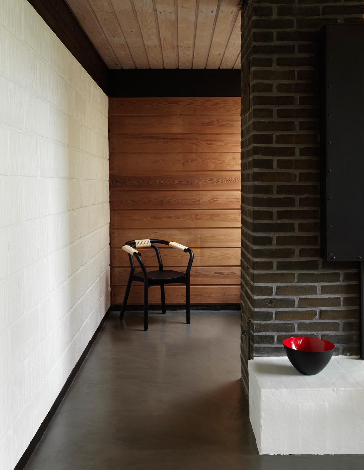 Knot Stuhl in Schwarz/Natur präsentiert im Onlineshop von KAQTU Design AG. Stuhl mit Armlehne ist von Normann Copenhagen