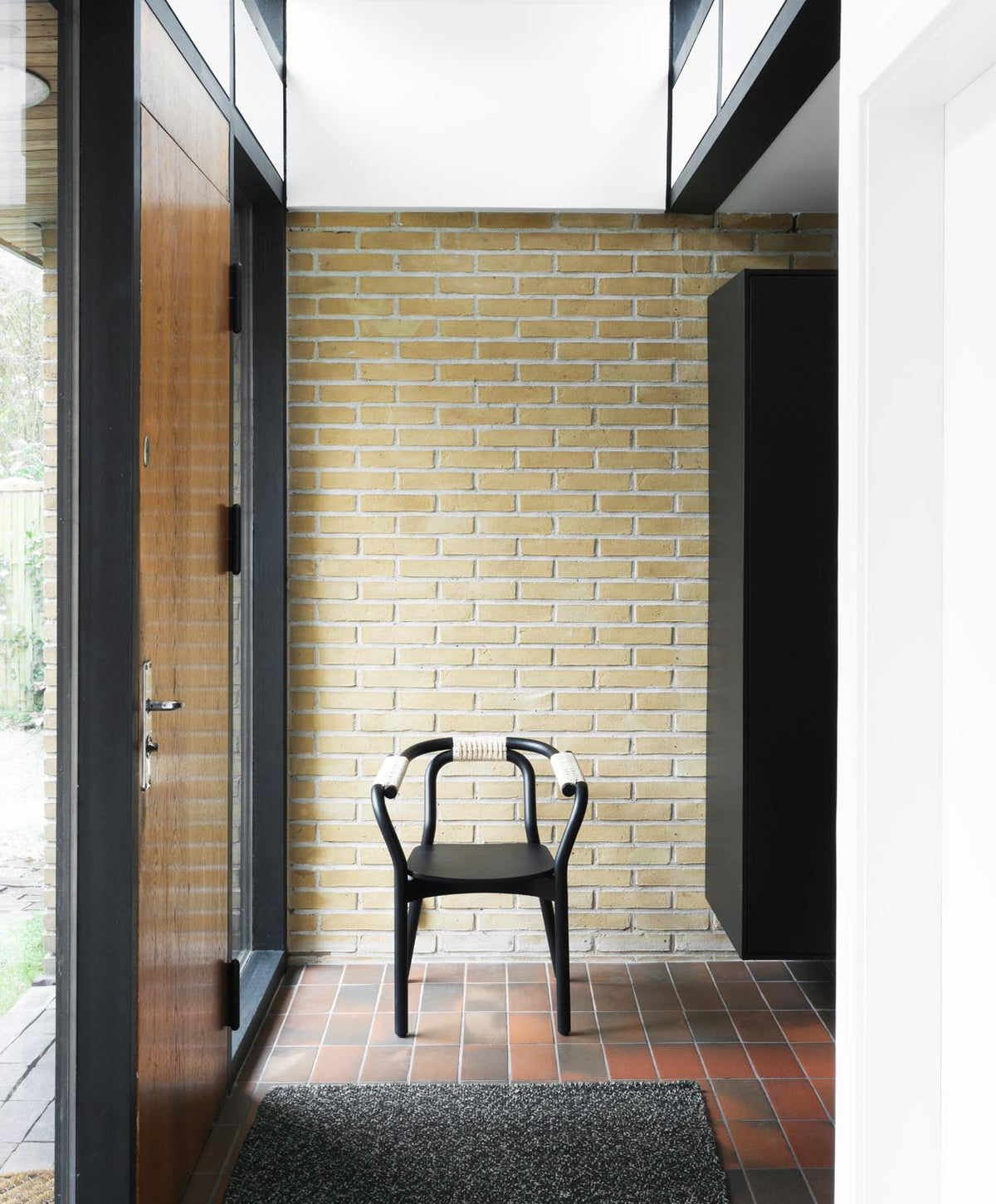 Knot Stuhl in Schwarz/Natur präsentiert im Onlineshop von KAQTU Design AG. Stuhl mit Armlehne ist von Normann Copenhagen