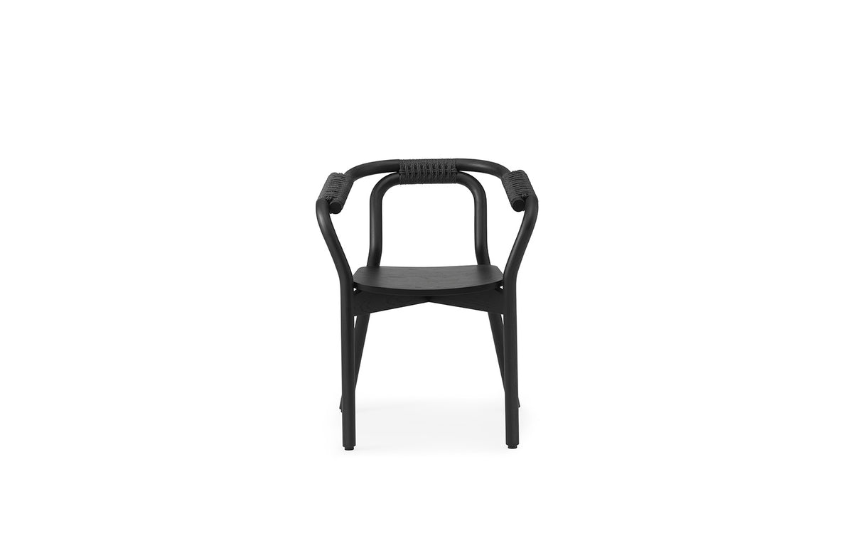 Knot Stuhl in Schwarz präsentiert im Onlineshop von KAQTU Design AG. Stuhl mit Armlehne ist von Normann Copenhagen
