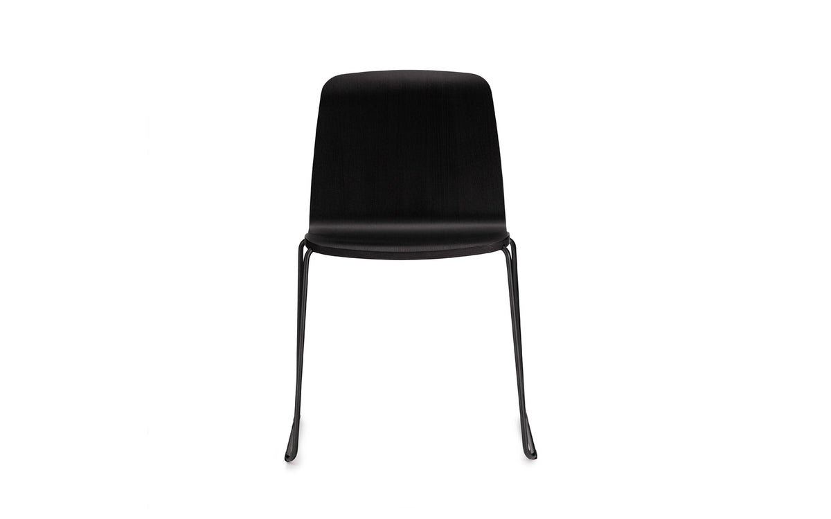 Just Stuhl in Schwarz präsentiert im Onlineshop von KAQTU Design AG. Stuhl ist von Normann Copenhagen