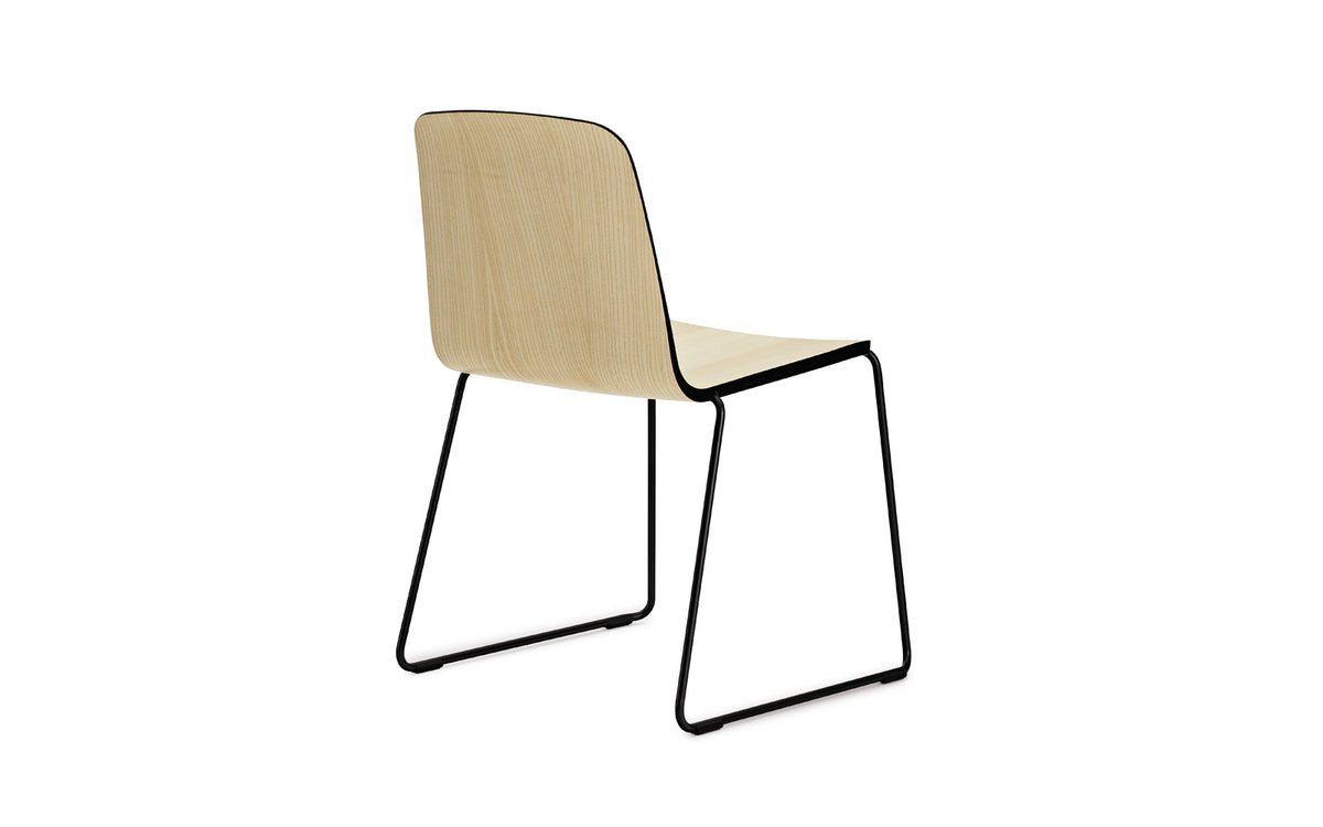 Just Stuhl in Esche/schwarz/schwarz präsentiert im Onlineshop von KAQTU Design AG. Stuhl ist von Normann Copenhagen