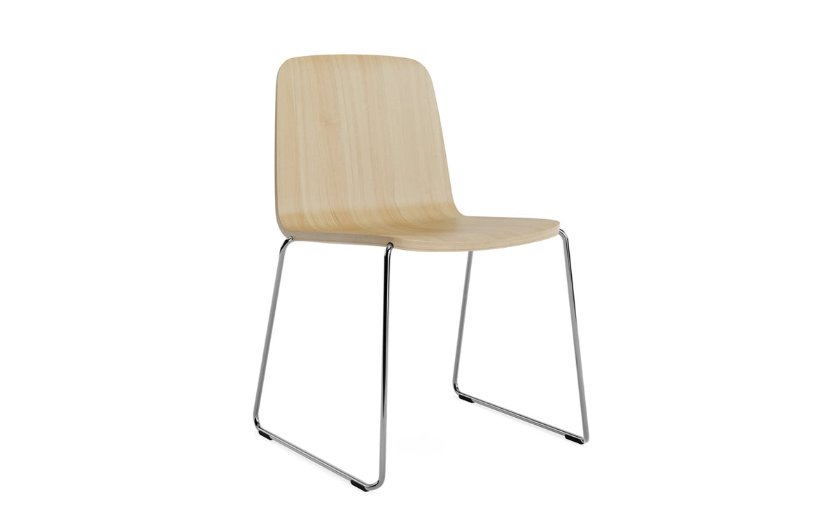 Just Stuhl in Eiche /Chrom präsentiert im Onlineshop von KAQTU Design AG. Stuhl ist von Normann Copenhagen