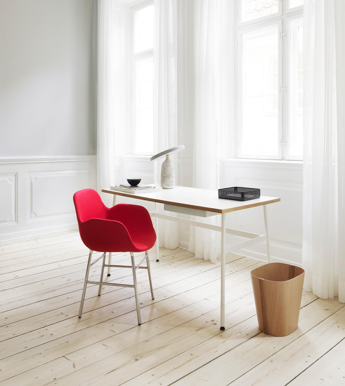Journal Schreibtisch in  präsentiert im Onlineshop von KAQTU Design AG. Schreibtisch ist von Normann Copenhagen
