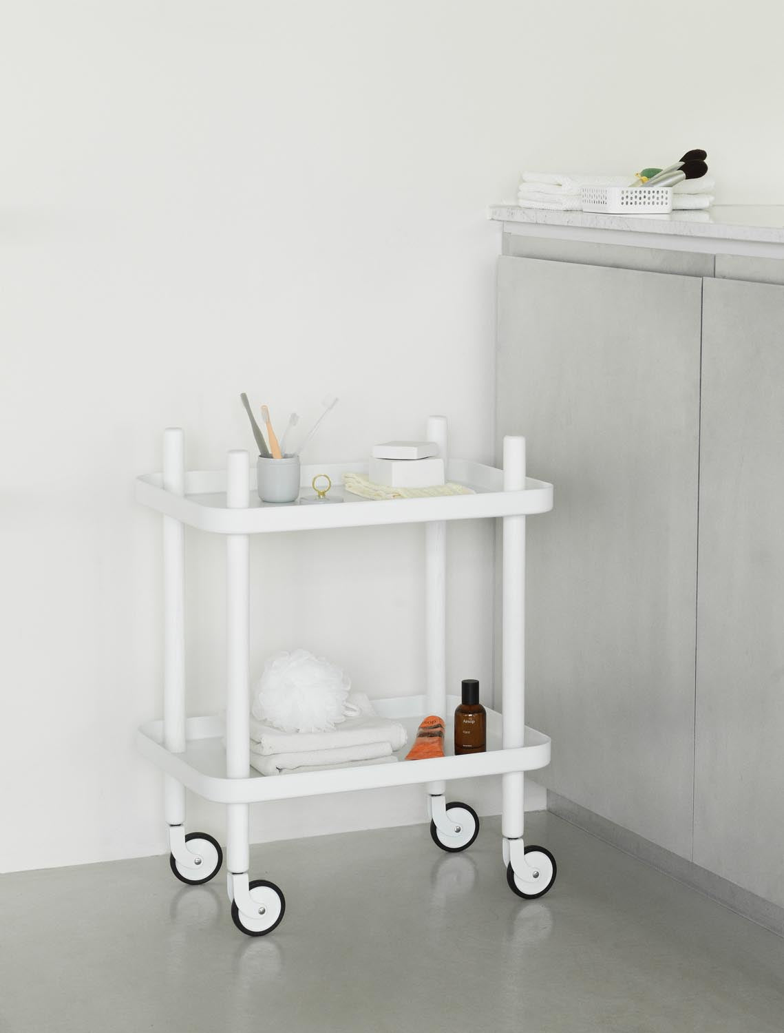 Block Tisch in  präsentiert im Onlineshop von KAQTU Design AG. Servierwagen ist von Normann Copenhagen