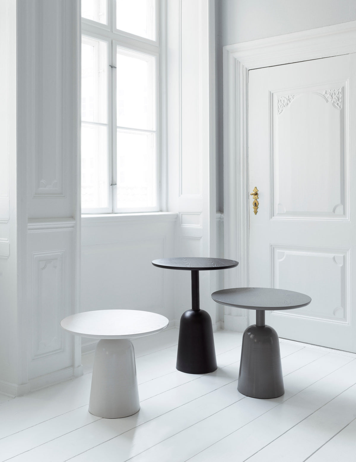 Turn Beistelltisch in Warmes Grau präsentiert im Onlineshop von KAQTU Design AG. Couchtisch ist von Normann Copenhagen