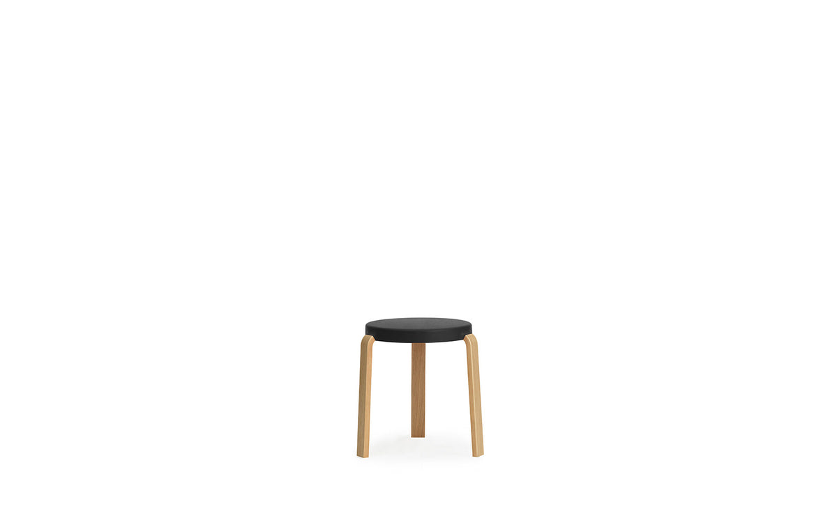 Tap Stuhl Eiche/ schwarz in Schwarz präsentiert im Onlineshop von KAQTU Design AG. Hocker ist von Normann Copenhagen