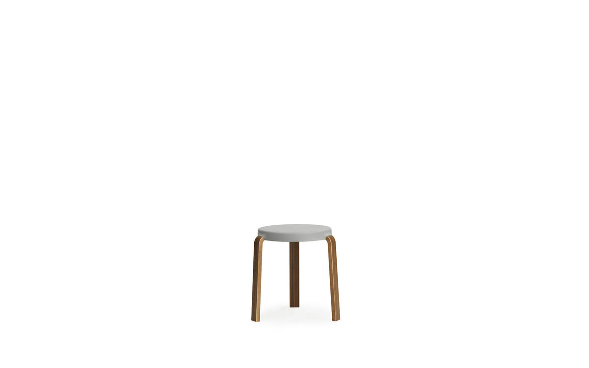 Tap Stuhl Walnuss/ grau in Walnuss/ grau präsentiert im Onlineshop von KAQTU Design AG. Hocker ist von Normann Copenhagen