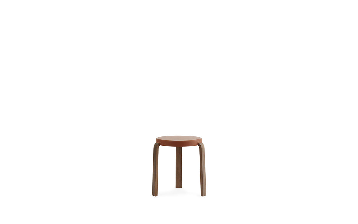 Tap Stuhl Walnuss/ karamel in Karamel präsentiert im Onlineshop von KAQTU Design AG. Hocker ist von Normann Copenhagen