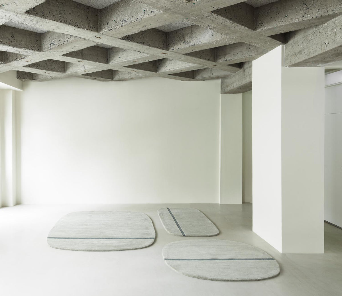 Oona Teppich in Grau präsentiert im Onlineshop von KAQTU Design AG. Teppich ist von Normann Copenhagen