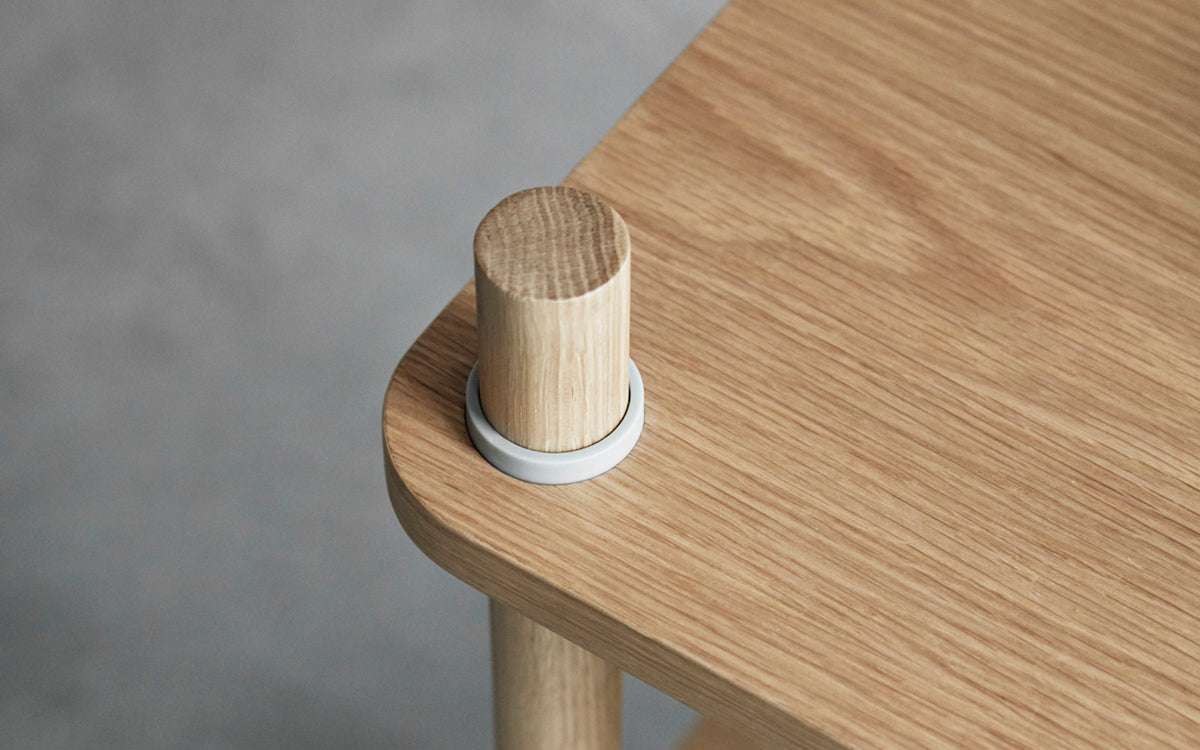 Jam Regal 8 Pfosten Eiche/grau in Eiche/grau präsentiert im Onlineshop von KAQTU Design AG. Bücherregal ist von Normann Copenhagen