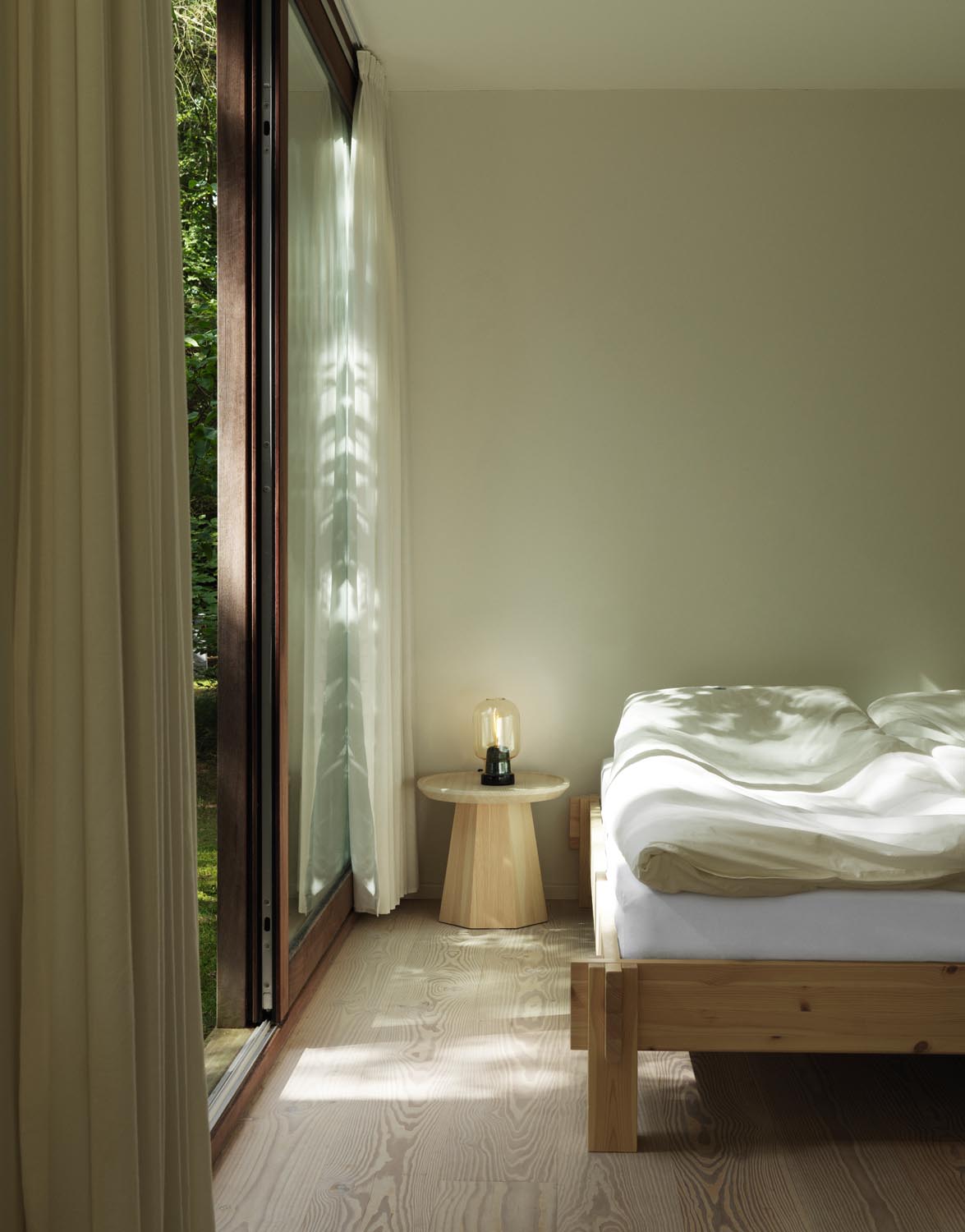 Pine Tisch Small in Kiefer präsentiert im Onlineshop von KAQTU Design AG. Beistelltisch ist von Normann Copenhagen