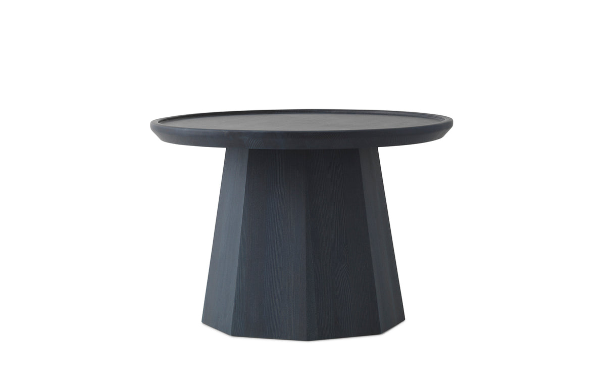 Pine Tisch Large in Dunkelblau präsentiert im Onlineshop von KAQTU Design AG. Couchtisch ist von Normann Copenhagen