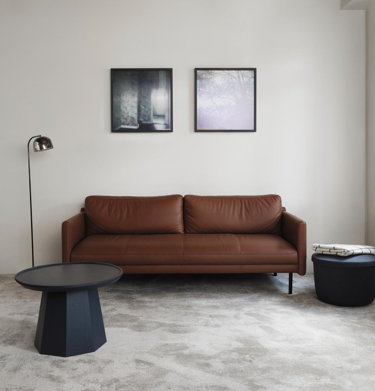 Pine Tisch Large in Dunkelblau präsentiert im Onlineshop von KAQTU Design AG. Couchtisch ist von Normann Copenhagen