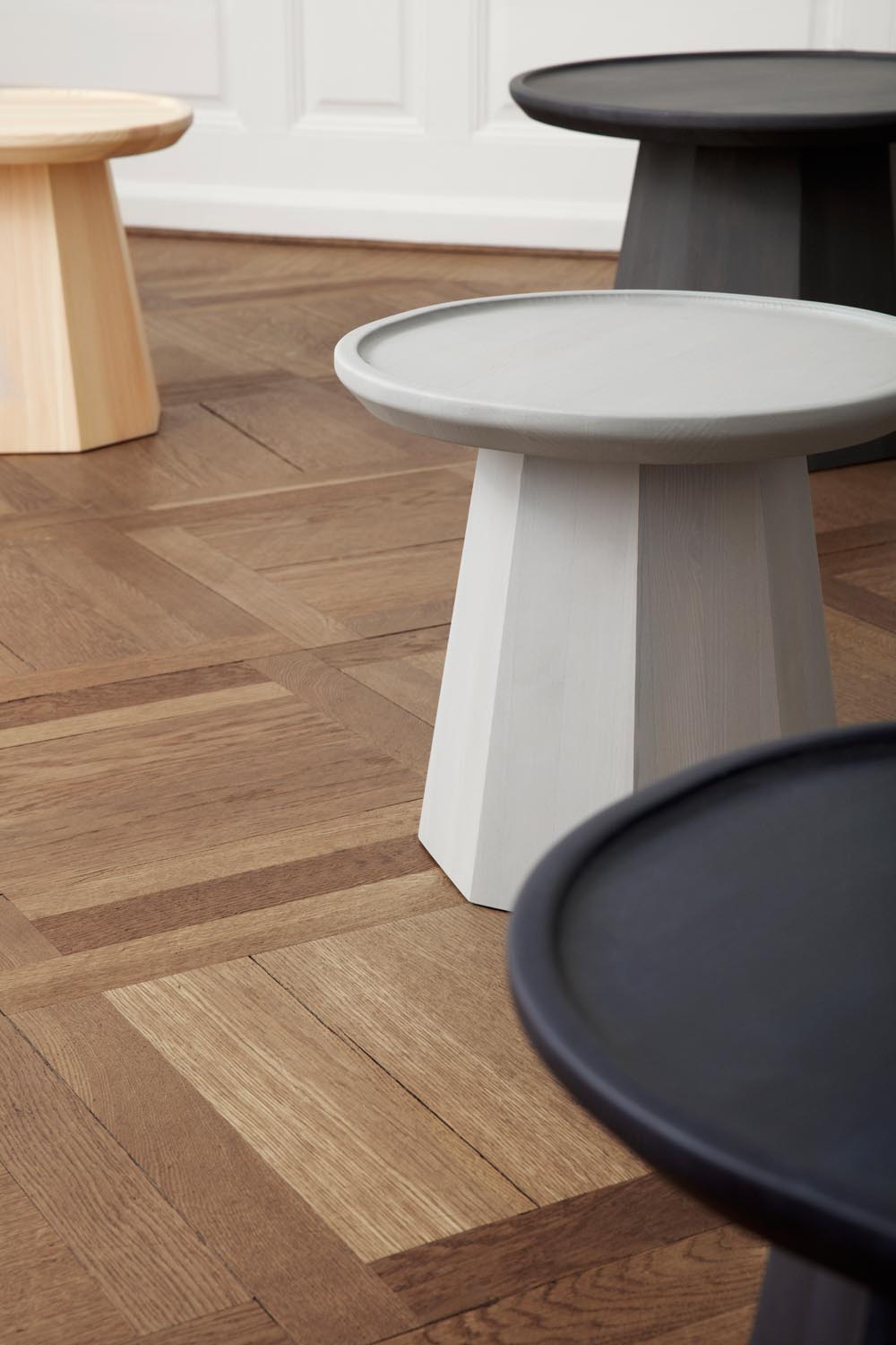 Pine Tisch Large in Dunkelgrau präsentiert im Onlineshop von KAQTU Design AG. Couchtisch ist von Normann Copenhagen
