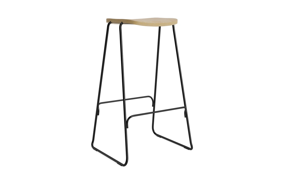 Just Barhocker in Eiche/Schwarz Stahl präsentiert im Onlineshop von KAQTU Design AG. Barhocker ist von Normann Copenhagen