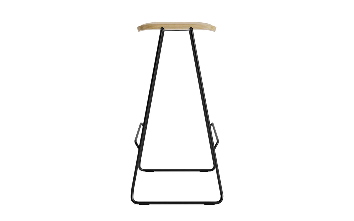 Just Barhocker in Eiche/Schwarz Stahl präsentiert im Onlineshop von KAQTU Design AG. Barhocker ist von Normann Copenhagen