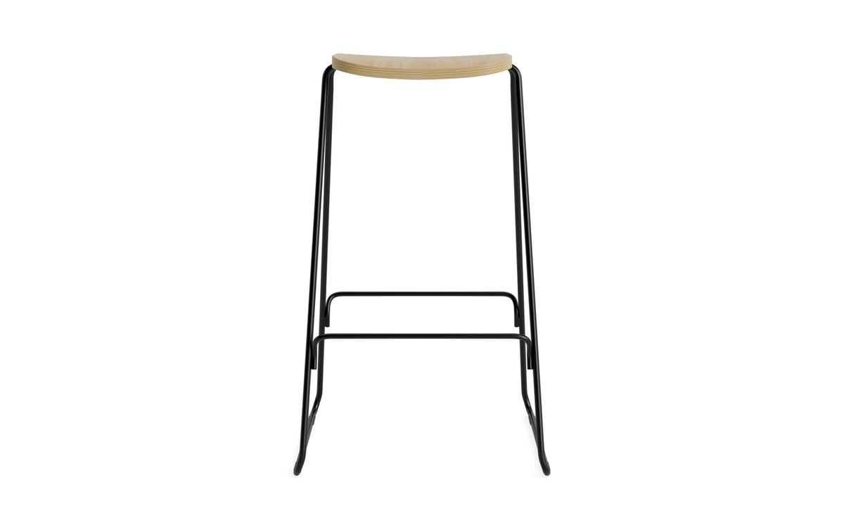 Just Barhocker in Eiche/Schwarz Stahl präsentiert im Onlineshop von KAQTU Design AG. Barhocker ist von Normann Copenhagen