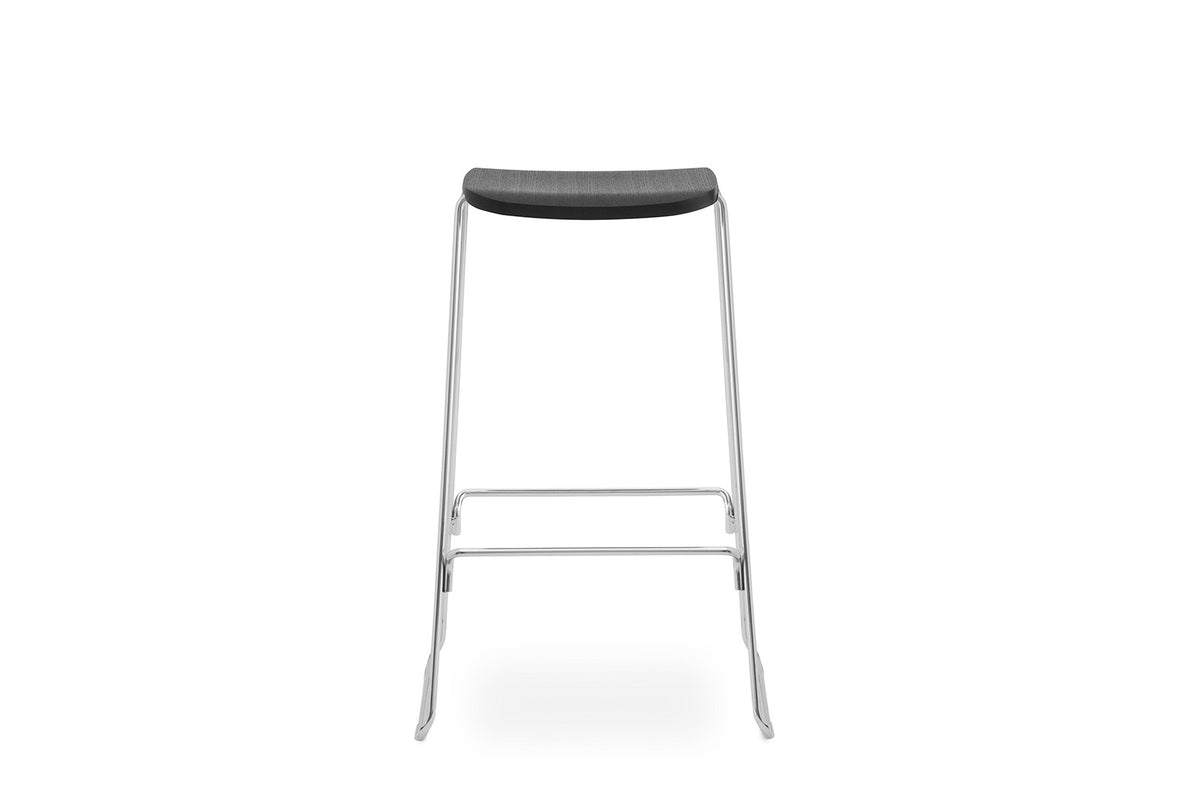 Just Barhocker in Shwarze Eiche/Chrom präsentiert im Onlineshop von KAQTU Design AG. Barhocker ist von Normann Copenhagen