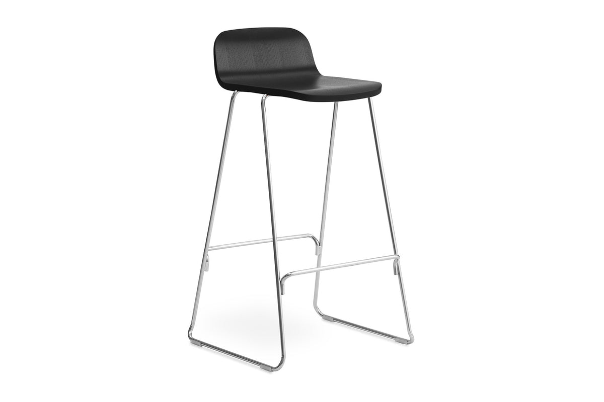 Just Barhocker mit Lehne in Schwarze Eiche/Chrom präsentiert im Onlineshop von KAQTU Design AG. Barhocker ist von Normann Copenhagen