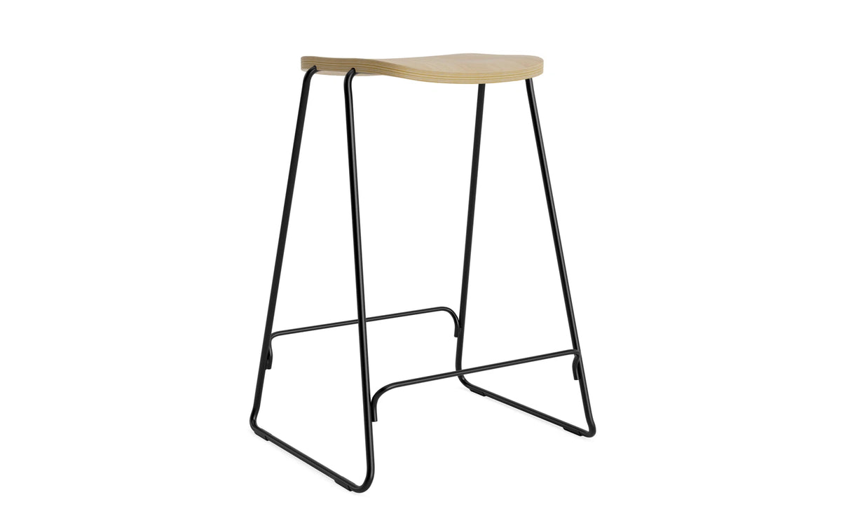 Just Barhocker in Eiche/Schwarz Stahl präsentiert im Onlineshop von KAQTU Design AG. Barhocker ist von Normann Copenhagen