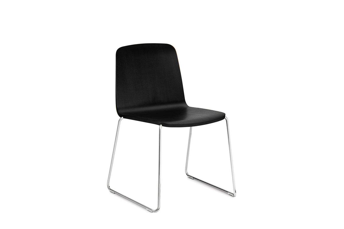 Just Stuhl in Schwarze Eiche/Chrom präsentiert im Onlineshop von KAQTU Design AG. Stuhl ist von Normann Copenhagen