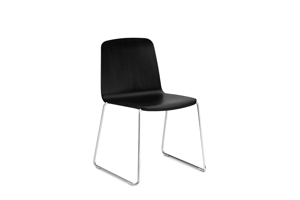 Just Stuhl in Schwarze Eiche/Chrom präsentiert im Onlineshop von KAQTU Design AG. Stuhl ist von Normann Copenhagen