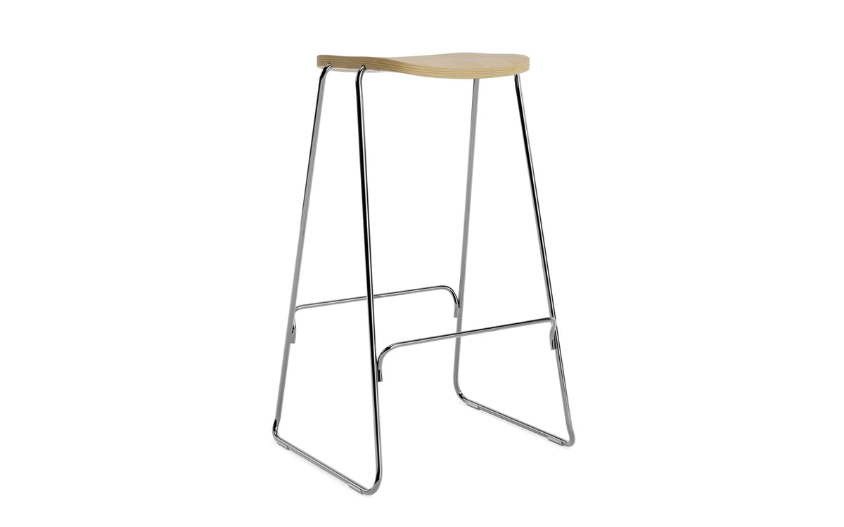 Just Barhocker in Eiche/Chrom präsentiert im Onlineshop von KAQTU Design AG. Barhocker ist von Normann Copenhagen
