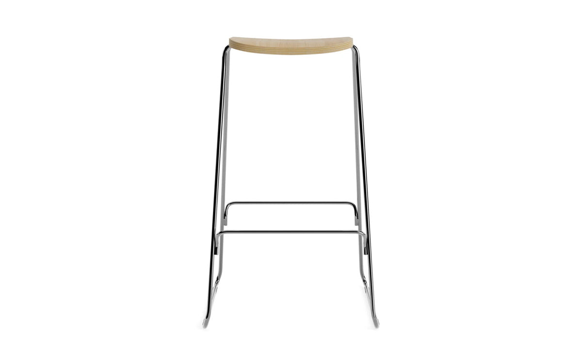 Just Barhocker in Eiche/Chrom präsentiert im Onlineshop von KAQTU Design AG. Barhocker ist von Normann Copenhagen