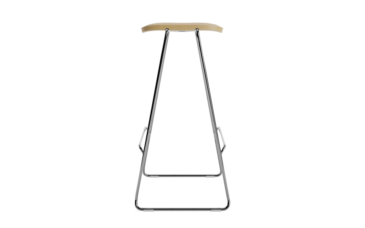 Just Barhocker in Eiche/Chrom präsentiert im Onlineshop von KAQTU Design AG. Barhocker ist von Normann Copenhagen