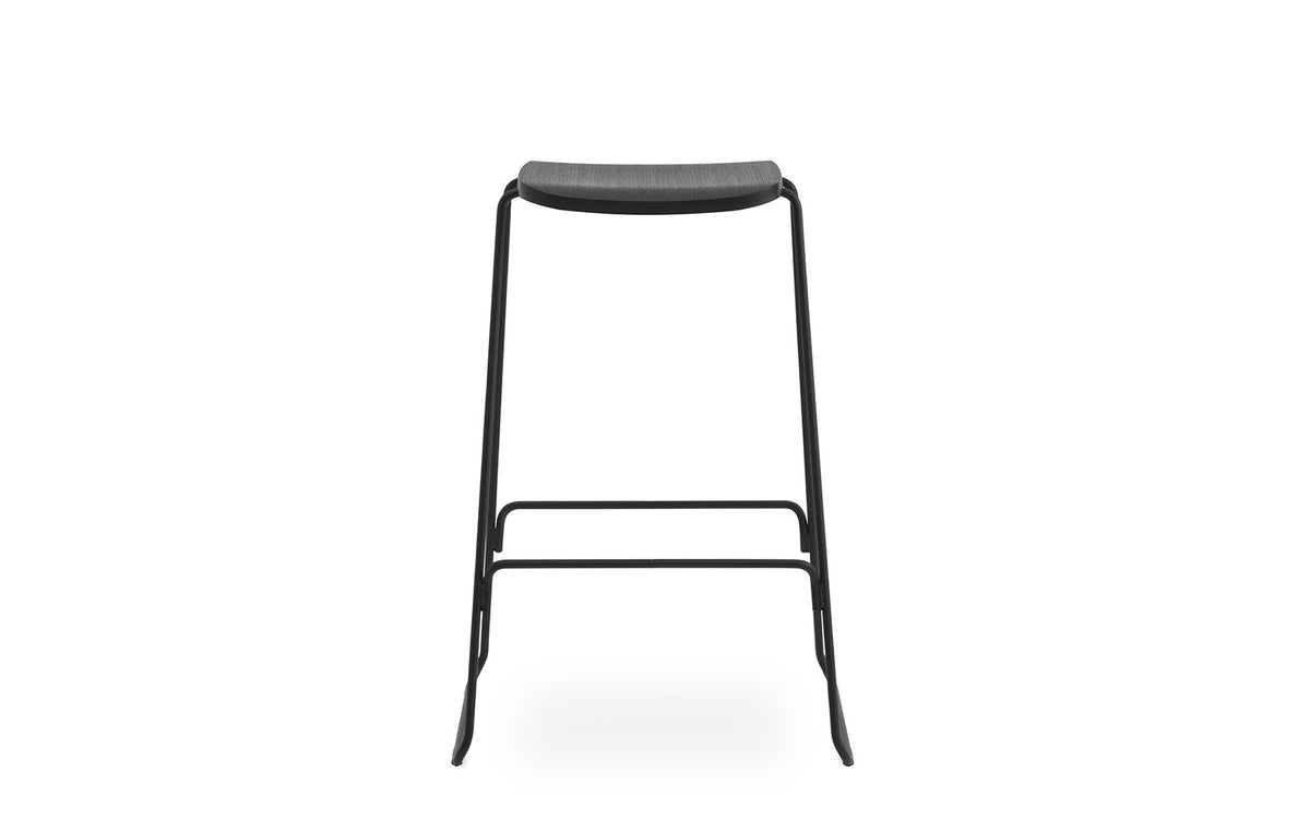 Just Barhocker in Schwarz/Schwarz präsentiert im Onlineshop von KAQTU Design AG. Barhocker ist von Normann Copenhagen
