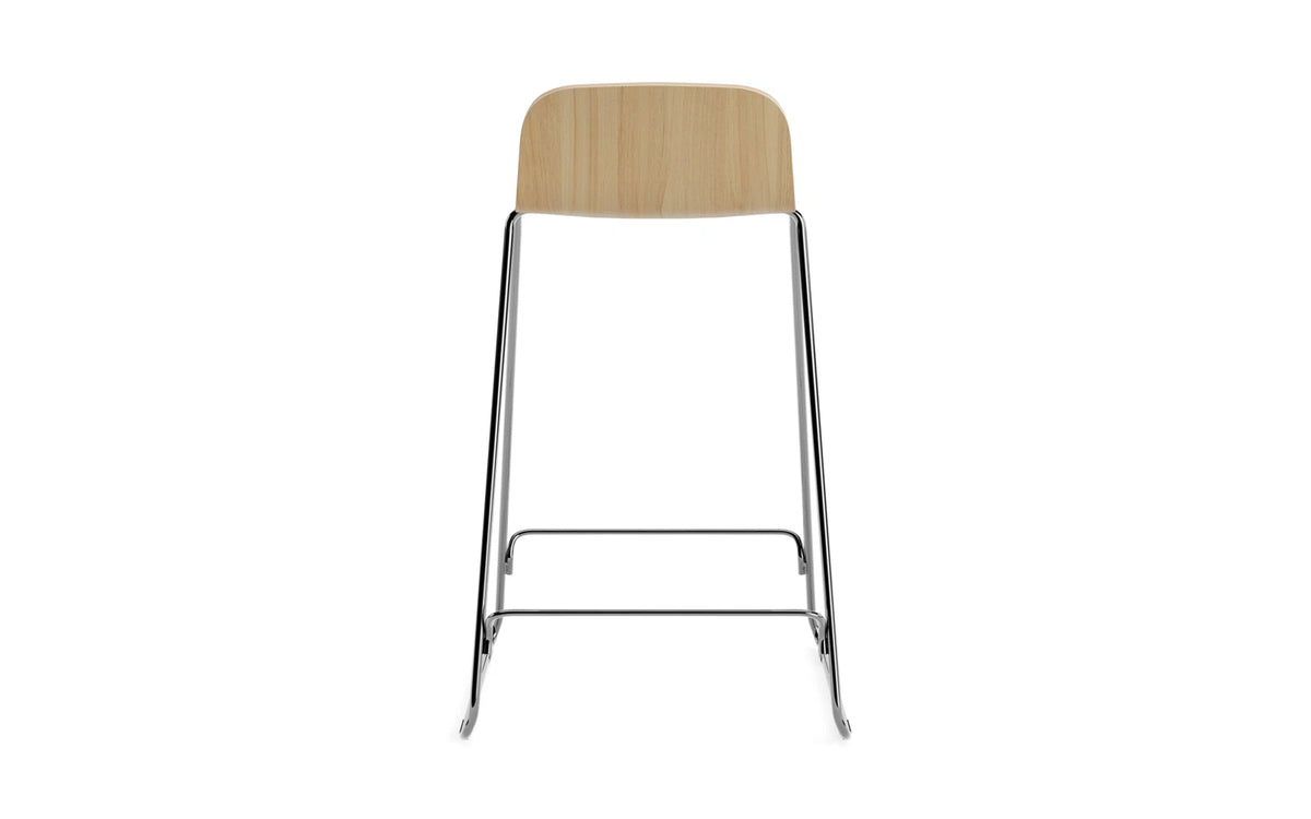 Just Barhocker mit Lehne 65 cm. Eiche/Chrom in Eiche/Chrom präsentiert im Onlineshop von KAQTU Design AG. Barstuhl ist von Normann Copenhagen