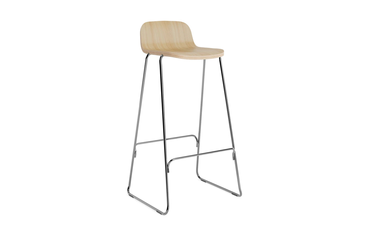 Just Barhocker mit Lehne in Eiche/Chrom präsentiert im Onlineshop von KAQTU Design AG. Barhocker ist von Normann Copenhagen