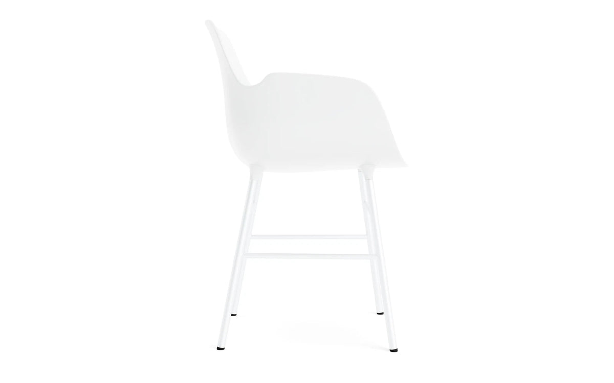 Form Armlehnstuhl in Weiss / Stahl präsentiert im Onlineshop von KAQTU Design AG. Stuhl mit Armlehne ist von Normann Copenhagen