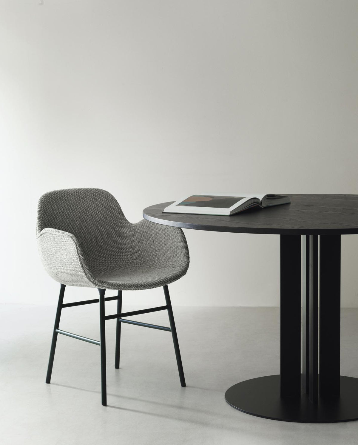 Form Armlehnstuhl in Weiss / Stahl präsentiert im Onlineshop von KAQTU Design AG. Stuhl mit Armlehne ist von Normann Copenhagen