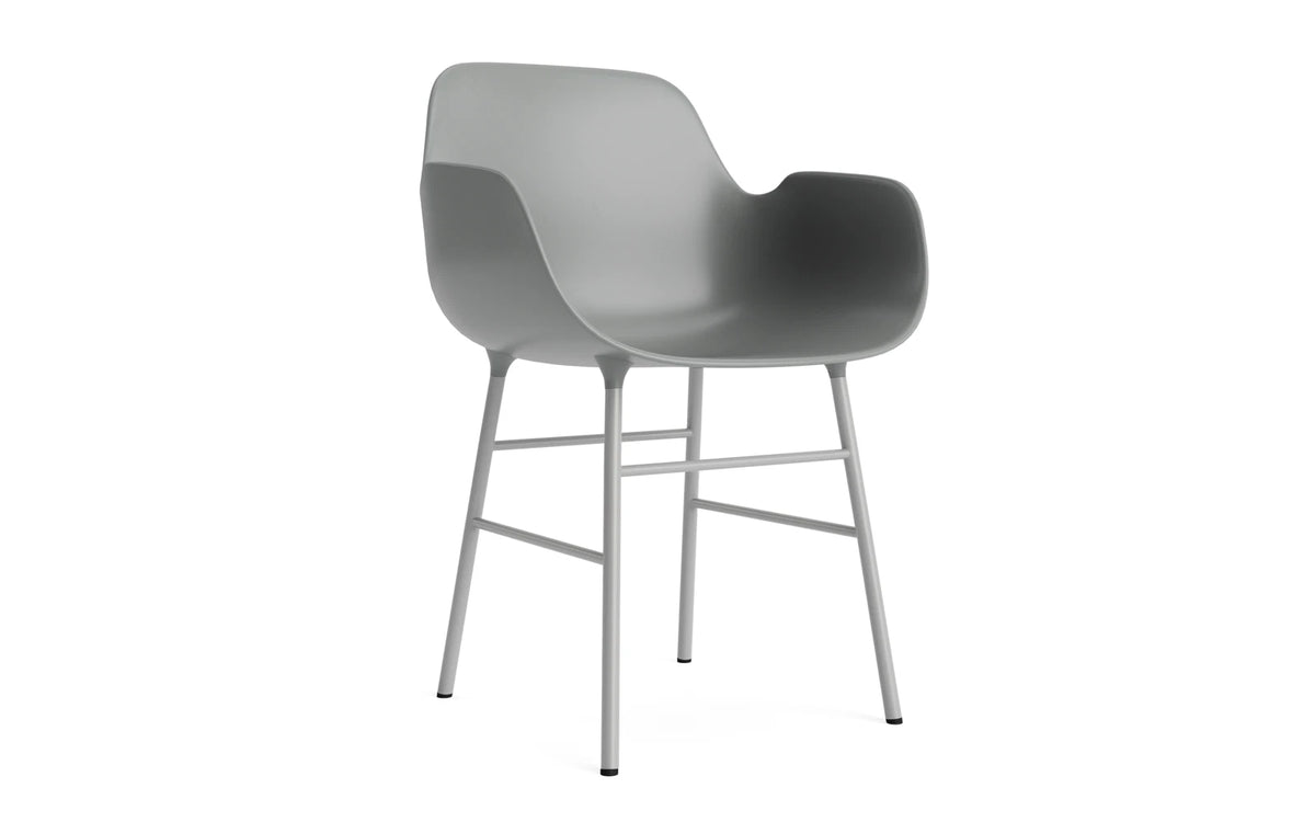 Form Armlehnstuhl in Grau präsentiert im Onlineshop von KAQTU Design AG. Stuhl mit Armlehne ist von Normann Copenhagen