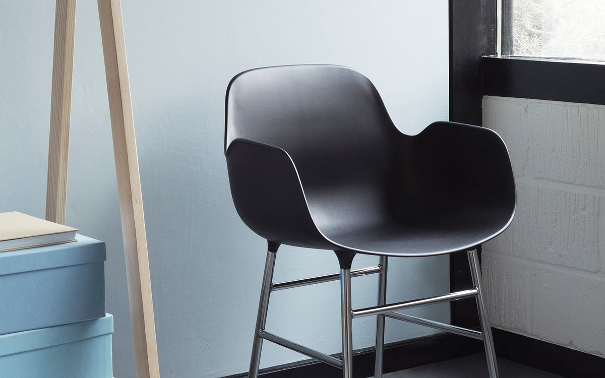 Form Armlehnstuhl in Grau präsentiert im Onlineshop von KAQTU Design AG. Stuhl mit Armlehne ist von Normann Copenhagen