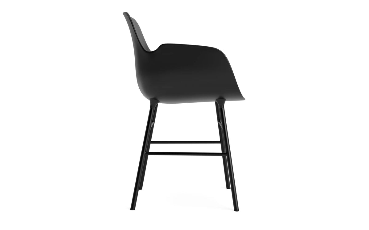 Form Armlehnstuhl in Schwarz präsentiert im Onlineshop von KAQTU Design AG. Stuhl mit Armlehne ist von Normann Copenhagen