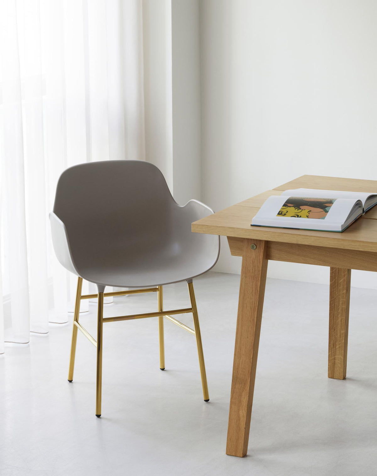 Form Armlehnstuhl in Grün präsentiert im Onlineshop von KAQTU Design AG. Stuhl mit Armlehne ist von Normann Copenhagen