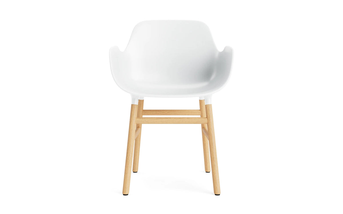 Form Armlehnstuhl in Weiss/Eiche präsentiert im Onlineshop von KAQTU Design AG. Stuhl mit Armlehne ist von Normann Copenhagen