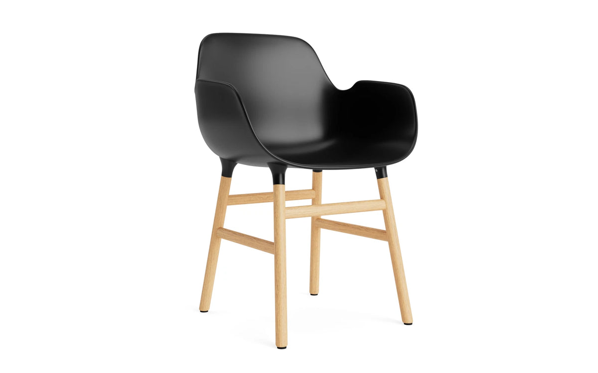 Form Armlehnstuhl in Schwarz/Eiche präsentiert im Onlineshop von KAQTU Design AG. Stuhl mit Armlehne ist von Normann Copenhagen