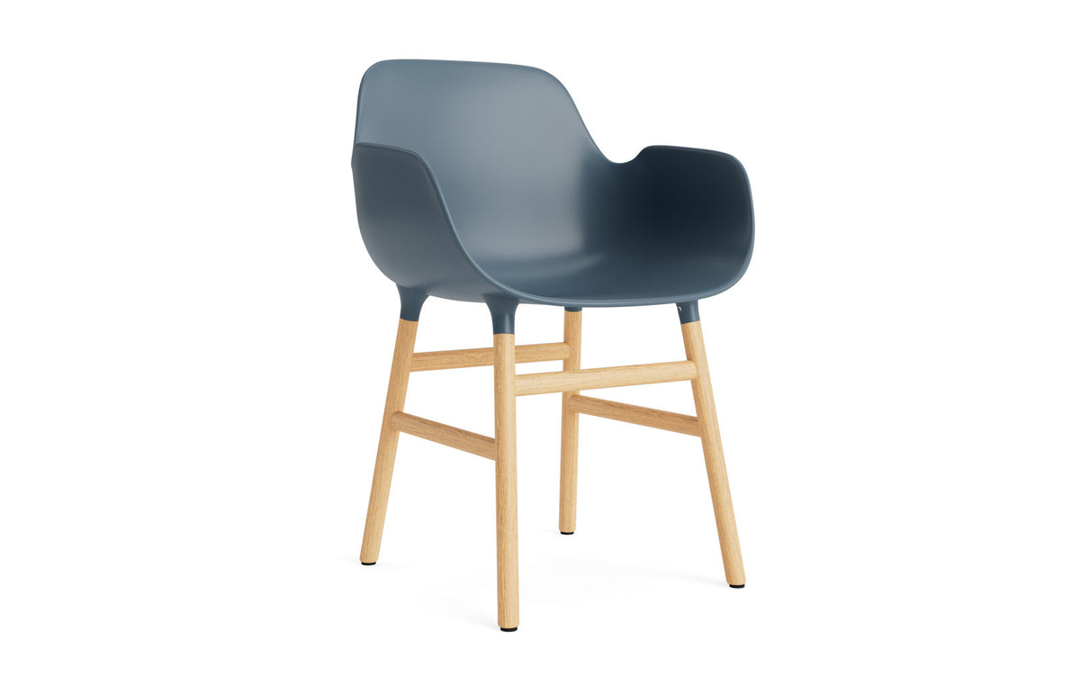 Form Armlehnstuhl in Blau/Eiche präsentiert im Onlineshop von KAQTU Design AG. Stuhl mit Armlehne ist von Normann Copenhagen
