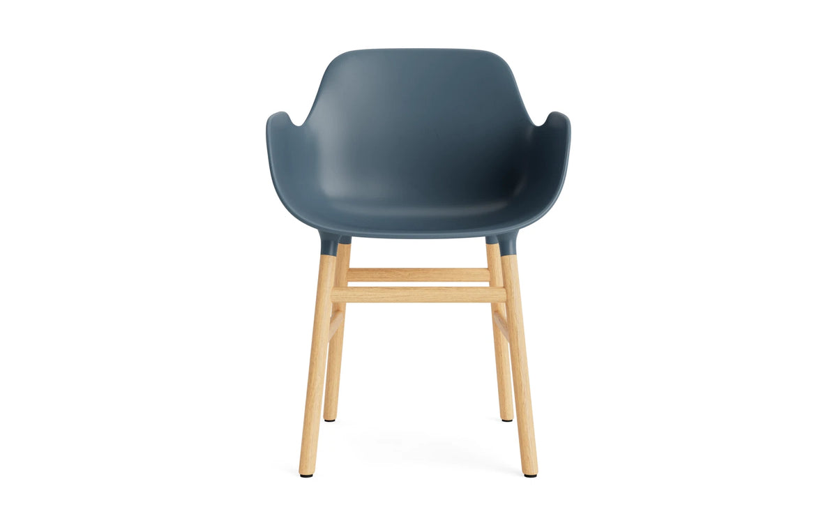 Form Armlehnstuhl in Blau/Eiche präsentiert im Onlineshop von KAQTU Design AG. Stuhl mit Armlehne ist von Normann Copenhagen