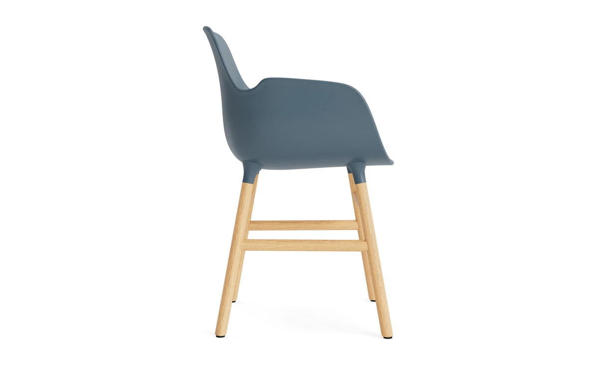 Form Armlehnstuhl in Blau/Eiche präsentiert im Onlineshop von KAQTU Design AG. Stuhl mit Armlehne ist von Normann Copenhagen