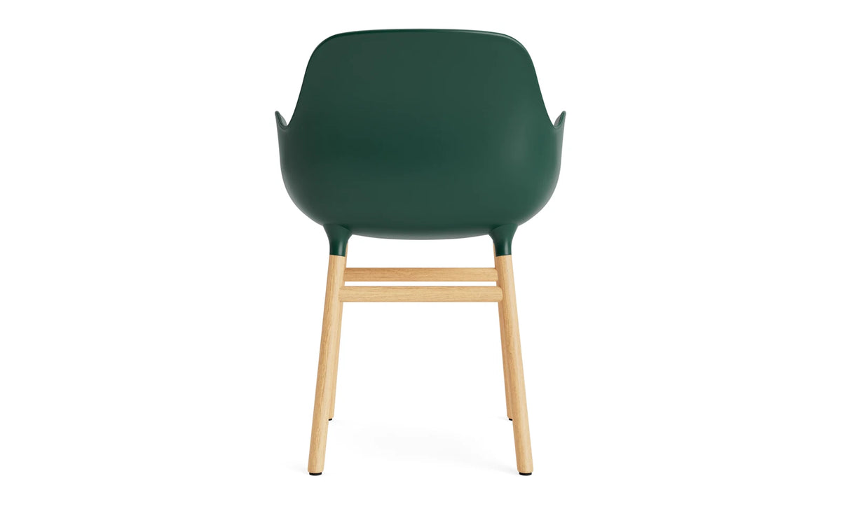Form Armlehnstuhl in Grün/Eiche präsentiert im Onlineshop von KAQTU Design AG. Stuhl mit Armlehne ist von Normann Copenhagen
