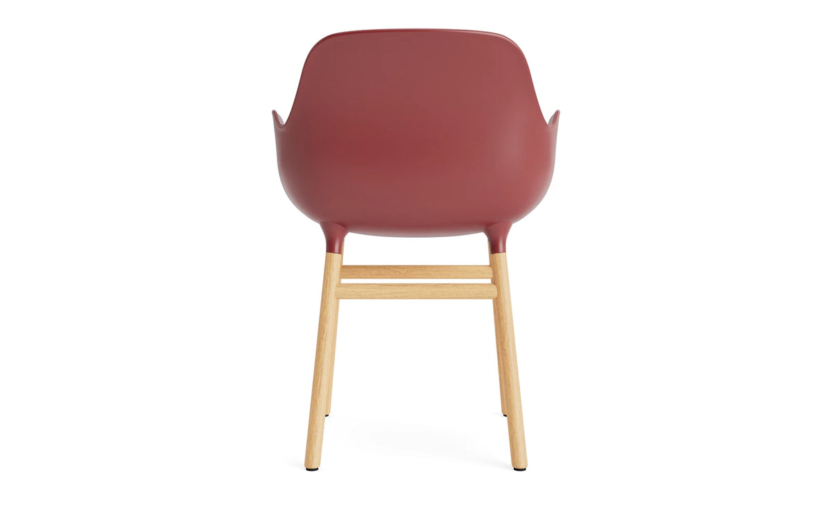 Form Armlehnstuhl in Rot/Eiche präsentiert im Onlineshop von KAQTU Design AG. Stuhl mit Armlehne ist von Normann Copenhagen