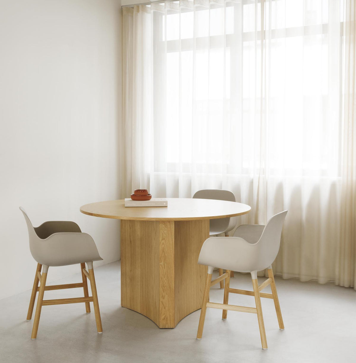Form Armlehnstuhl in Rot/Eiche präsentiert im Onlineshop von KAQTU Design AG. Stuhl mit Armlehne ist von Normann Copenhagen