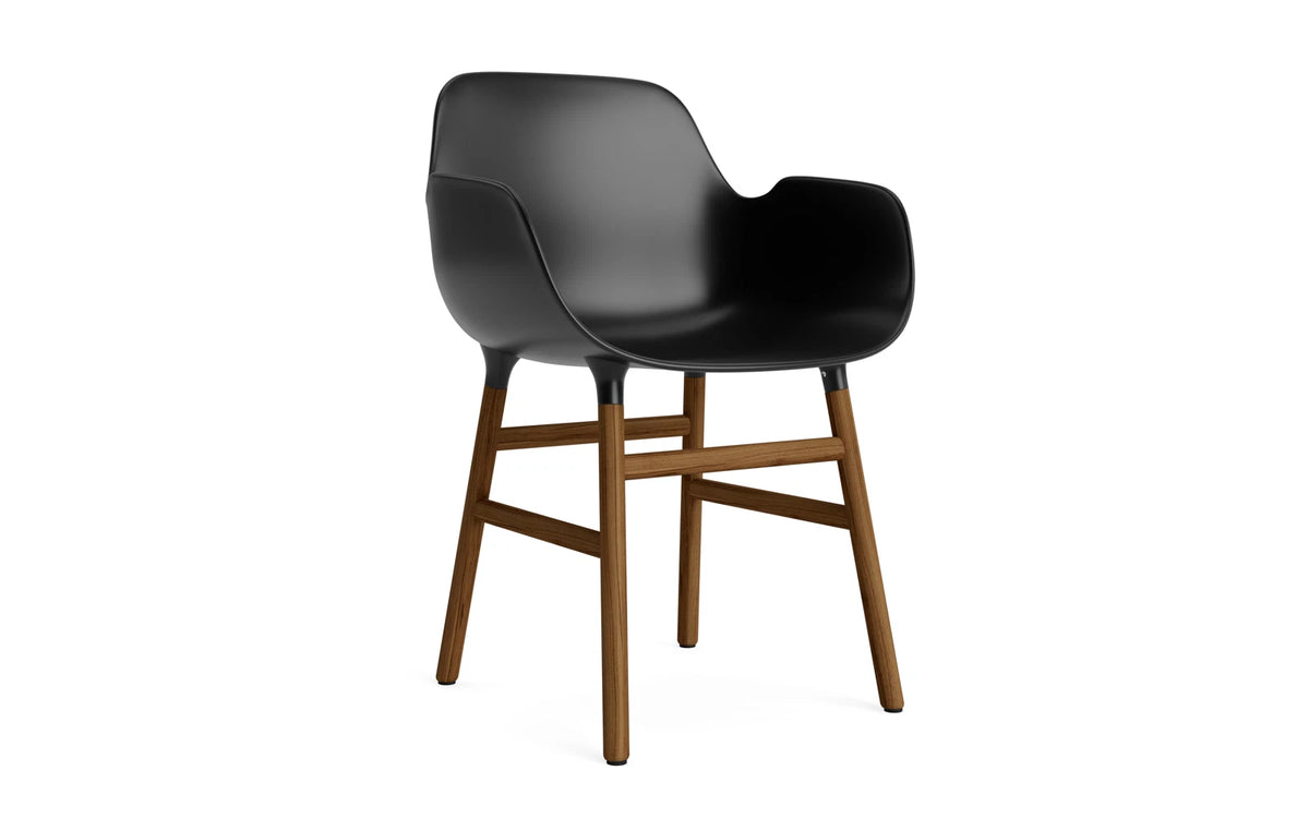 Form Armlehnstuhl in Schwarz / Walnuss präsentiert im Onlineshop von KAQTU Design AG. Stuhl mit Armlehne ist von Normann Copenhagen